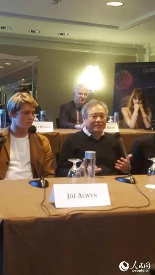 《比利·林恩的中场战事》剧组纽约举办记者会—— 李安新作有新技更有泪点(图1) 电影《比利·林恩的中场战事》导演李安和男主角饰演者乔·阿尔文。 李晓宏摄