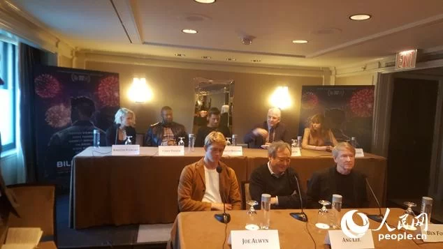 《比利·林恩的中场战事》剧组纽约举办记者会—— 李安新作有新技更有泪点(图2) 李安导演携《比利·林恩的中场战事》剧组演员15日在纽约出席记者会。 李晓宏摄