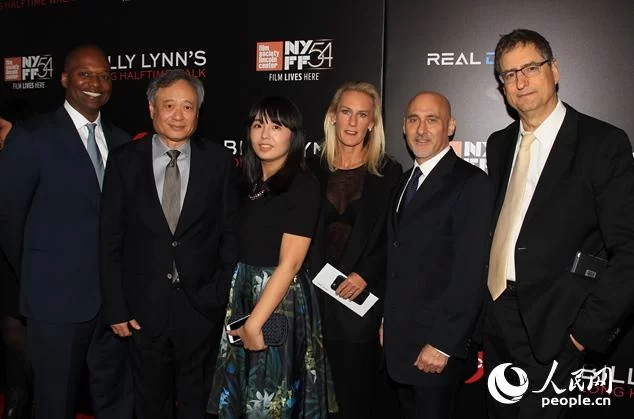 《比利·林恩的中场战事》剧组纽约举办记者会—— 李安新作有新技更有泪点(图3) 好莱坞电影公司 Studio 8创始人兼首席执行官杰夫·罗宾诺夫(右二)携团队,与导演李安(左二)、索尼影业主席汤姆·罗斯曼(右一)、复星影业影视投资部董事总经理黄竞彦(左三)共同出席《比利·林恩的中场战事》全球首映式。