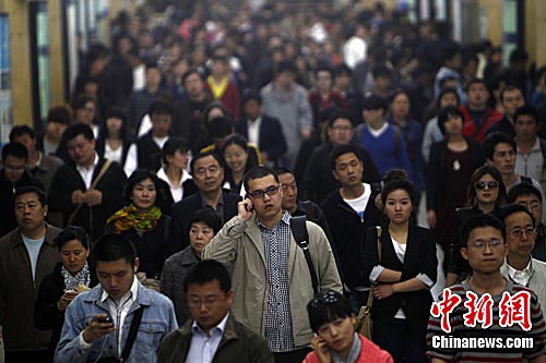 数说中国流动人口：规模超2.4亿 逾7成集中在东部(图1)