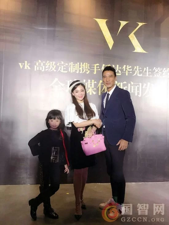 任达华助力百男大秀携手乐乐酵合作共赢(图2) 乐乐酵企业代表在任达华代言百男大秀及其VK正装品牌的新闻发布会上握手致意,并确定下一站深圳的合作关系