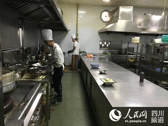 “网络强省 惠民兴川” 成都:打造“明厨亮灶” 让食品安全可视化(图3) 新都区柚花开农家乐的厨房