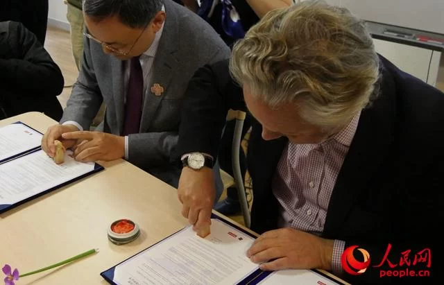 让更多的欧洲人了解南京大屠杀史实 中法二战主题展馆签署友好合作协议(图2) 冈城和平纪念馆馆长格里马尔迪与侵华日军南京大屠杀遇难同胞纪念馆馆长张建军共同签署友好合作协议。王芳摄