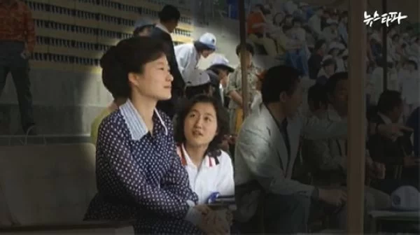 崔顺实:从“患难闺蜜”到“干政主角”(图2) 崔顺实:从“患难闺蜜”到“干政主角”(图2)