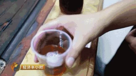 央视揭止咳水黑幕：长期饮用等同吸毒 暴利窝点藏于QQ群(图1)