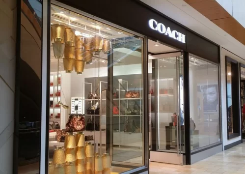 Coach创四年最佳表现 未来或减少百货商店专柜比重(图1) Coach创四年最佳表现 未来或减少百货商店专柜比重(图1)
