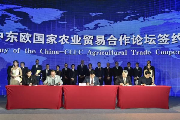 推介会现场还举行签约仪式，中宁县政府负责人与4家招商引资企业代表签订合作协议。