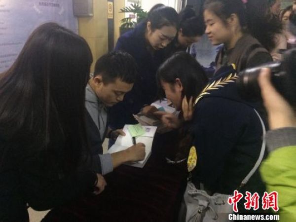 青年作家刘同:我不觉得自己写的是“鸡汤”(图2) 青年作家刘同:我不觉得自己写的是“鸡汤”(图2)