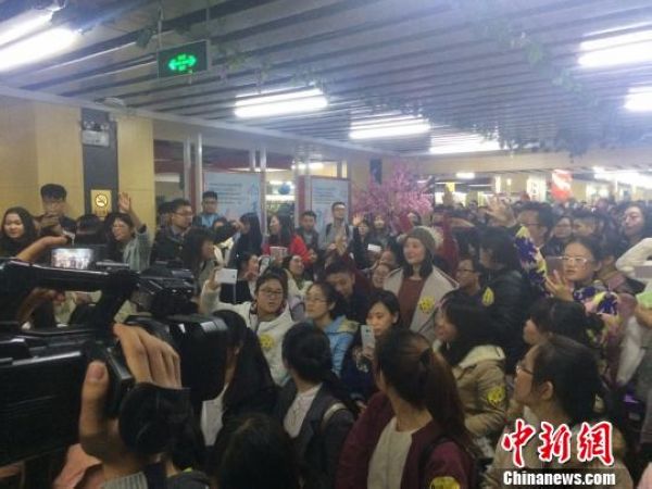 青年作家刘同:我不觉得自己写的是“鸡汤”(图3) 青年作家刘同:我不觉得自己写的是“鸡汤”(图3)