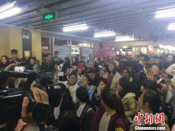 青年作家刘同:我不觉得自己写的是“鸡汤”(图3) 青年作家刘同:我不觉得自己写的是“鸡汤”(图3)