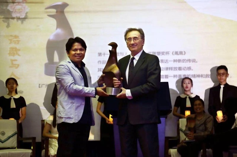 一个中国人办的民间诗歌奖，颁给了诺奖获得者(图1)