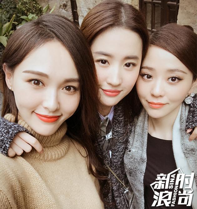 张靓颖被抢风头 刘亦菲唐嫣的西柚唇妆才是罪魁祸首(图5) 刘亦菲和唐嫣、张靓颖自拍