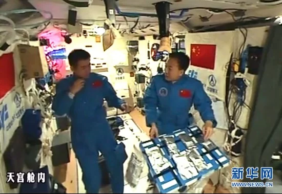 中国人首次太空泡茶 航天员也能“挑食”(图1) (新华社特约记者太空日记·图文互动)中国人首次太空泡茶 航天员也能“挑食”
