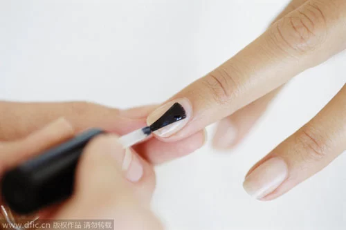 指甲上没月牙代表什么(图1) 指甲上没月牙代表什么(图1)