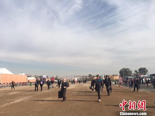 特朗普当选美国总统,给全球气候治理带来不确定性。图为摩洛哥马拉喀什气候大会步入会场的谈判代表。 俞岚 摄 特朗普当选美国总统,给全球气候治理带来不确定性。图为摩洛哥马拉喀什气候大会步入会场的谈判代表。 俞岚 摄