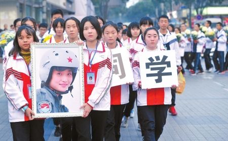 牺牲女飞行员余旭母校数百名学生为其送行(图1)