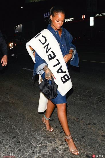 超大logo披肩 今秋绝对的扮潮利器(图3) Rihanna