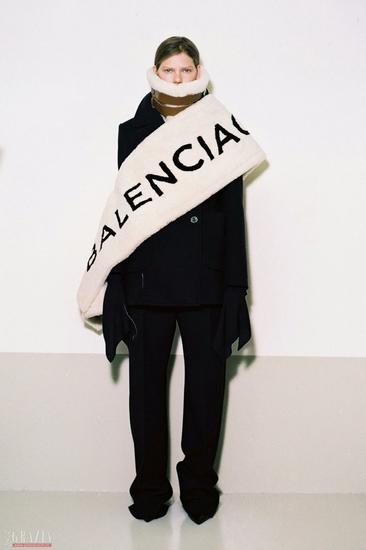 超大logo披肩 今秋绝对的扮潮利器(图5) Balenciaga 2016早秋系列1