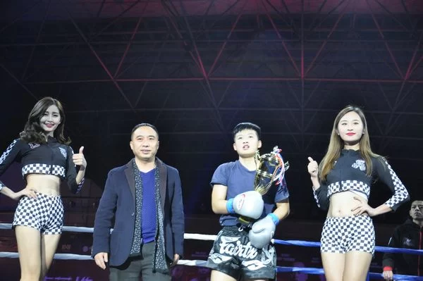 决战“香城” 昆仑决中泰拳王争霸赛成都开战(图7) 四川省现代物流促进会会长肖武为获胜选手颁奖