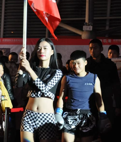 决战“香城” 昆仑决中泰拳王争霸赛成都开战(图2) 选手入场