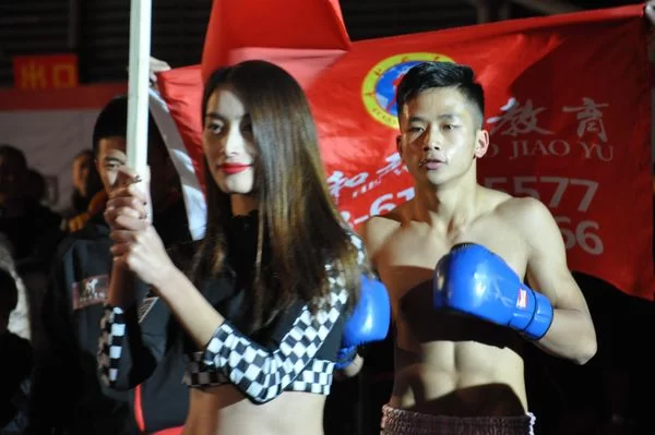 决战“香城” 昆仑决中泰拳王争霸赛成都开战(图3) 选手入场