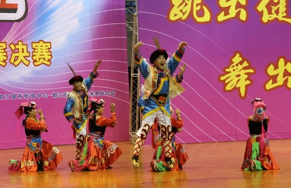 “舞动都江 我爱我家”2016都江堰广场舞大赛精彩纷呈(图2) 创新的广场舞——独具特色的民族舞蹈