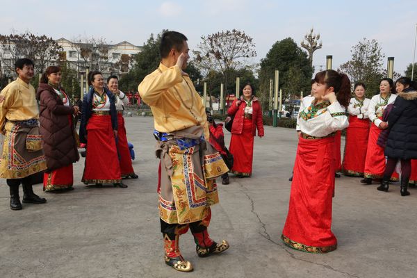 体育馆外，来自少数民族地区的友情表演队伍热情高涨