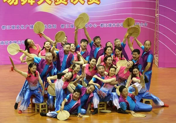 “舞动都江 我爱我家”2016都江堰广场舞大赛精彩纷呈(图5) 喜庆、热闹、生动的《坝坝戏》将观众热情推向高潮