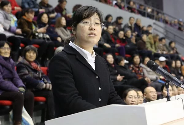 “舞动都江 我爱我家”2016都江堰广场舞大赛精彩纷呈(图1) 都江堰市政府副市长陈丽娜致辞