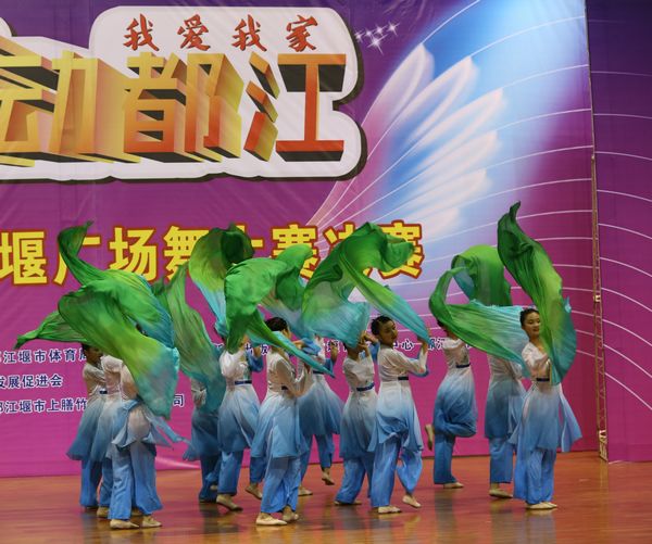 “舞动都江 我爱我家”2016都江堰广场舞大赛精彩纷呈(图4) 具有都江堰本土文化特色的《水之舞》