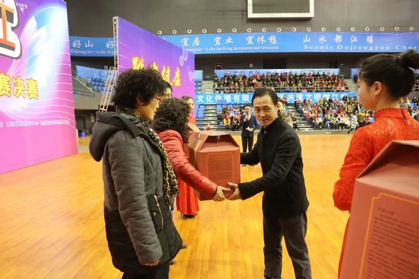 “舞动都江 我爱我家”2016都江堰广场舞大赛精彩纷呈(图6) 成都义道商贸有限公司负责人刘付春现场捐赠物资