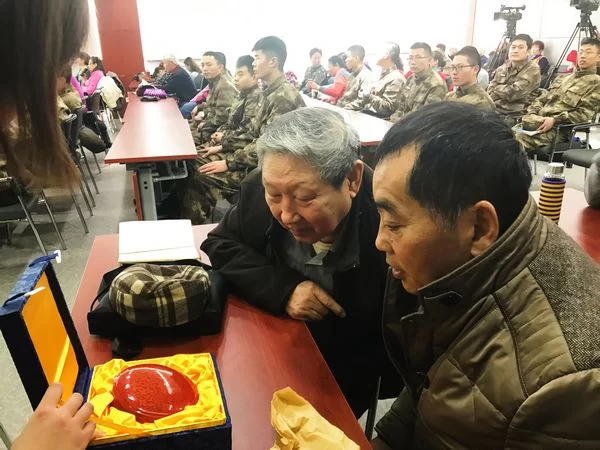 寻找文化之源,感受大漆之美——当北京雕漆遇上徽州漆器(图4) 市民学习鉴赏