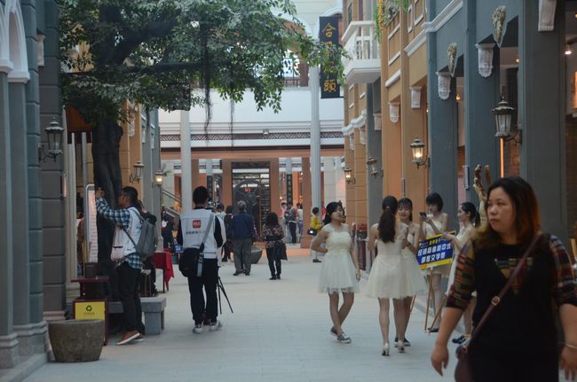 游客在红博城的民国风情街参观。