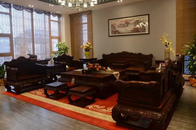 参展商“伍氏大观园”展出的大红酸枝红木家具精品。