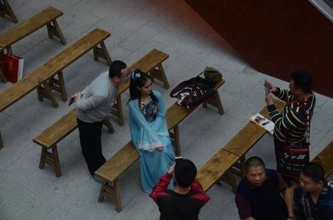 今年的红博会上，岭南文化街内有丰富的系列活动。图为古装演员吸引了不少游客前来互动。