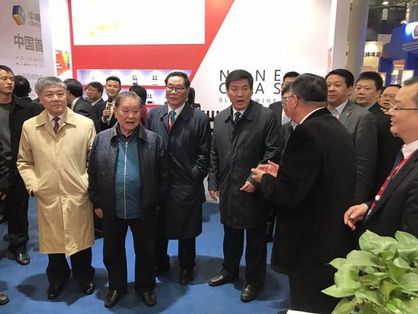 神沟九寨红:糖酒会上诠释“六不同”(图3) 中共成都市委副书记、市长罗强与原国内贸易部、商务部领导及中粮集团、中糖集团、中国蔬菜协会、中国副食流通协会等领导一行就莅临神沟九寨红展馆参观