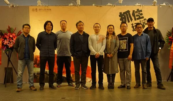 老师们与参展艺术家合影