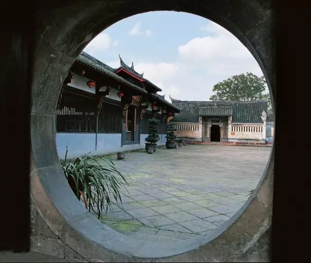 温江陈家大院修缮三年后重开: 朱颜青鬓都消改,惟剩痴情在(图11) 第一月洞门上的图案,说是当年的灌县城