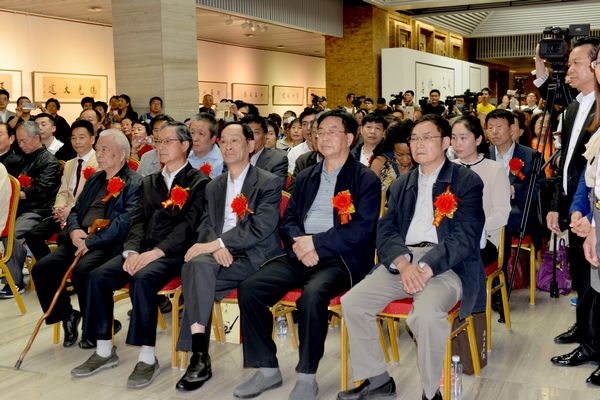 自然弥新——原石书法展在京开幕(图1) (“自然弥新——原石书法展”开幕式人气爆满)