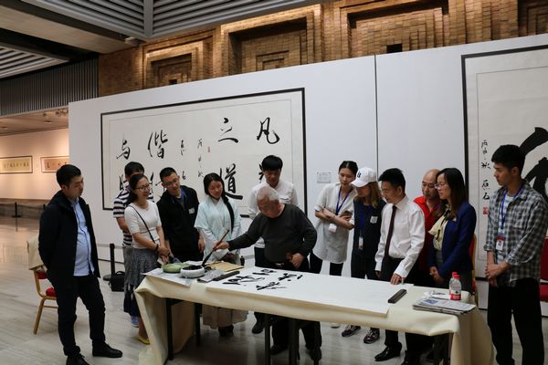 自然弥新——原石书法展在京开幕(图6) 中国人民解放军上将袁存健为书法展挥毫泼墨
