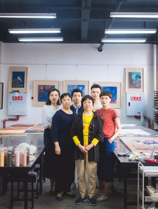 传情入色:成都闹市神秘高知,一直坚持用宝石画画(图10) 左起:尉艺 四川大学研究生在读、晓琴 尚瀚岩彩画院工作人员、闵盈 成都大学研究生在读、尉志坚 尚瀚画院院长 艺委会主任、温卫 成都大学研究生在读、申雪梅 自由职业者