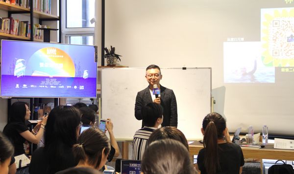 “东城100领读人计划”首期线下培训举办(图2) 来自台湾的Hank老师进行现场授课