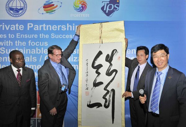 “谢金龙书法展”将在中国国家画院国展美术中心举行(图5) 联合国NGO委员会主席Bruce Knotts以及世界发展基金会主席郭咸刚先生与谢金龙合影