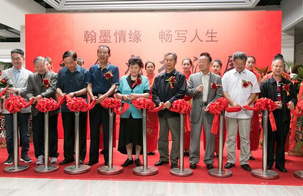 嘉宾为“翰墨情缘 畅写人生——谢金龙书法展”开幕式剪彩