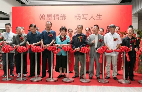 “翰墨情缘 畅写人生——谢金龙书法展”在京开幕(图1) 嘉宾为“翰墨情缘 畅写人生——谢金龙书法展”开幕式剪彩