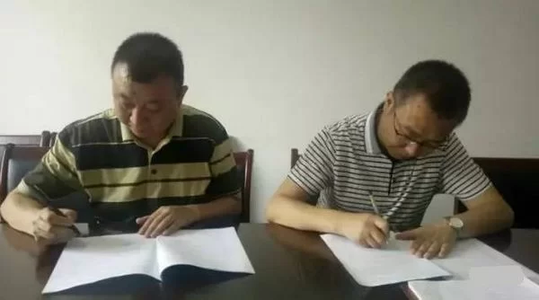 四川乡土文艺促进会牵手都江堰石羊镇打造中国西部楹联文化第一镇(图1) 四川省乡土文化艺术促进会秘书长潘辉与都江堰市石羊镇党委副书记、镇长张硕签约