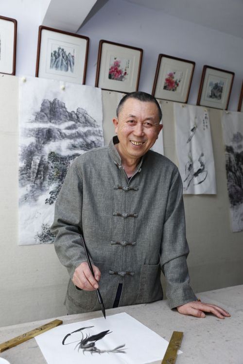 自然之韵在画中——记国家一级画师侯喜林艺术创作情怀(图1) 候喜林先生正在创作水墨游虾图