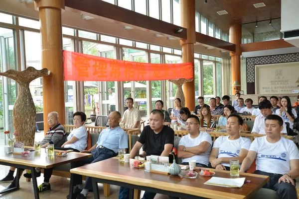 道源圣地话养生 陈红涛教授青城山下传授独创康养功法(图4) 现场认真听讲的学员和嘉宾