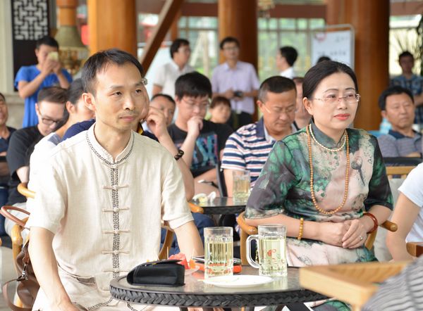 道源圣地话养生 陈红涛教授青城山下传授独创康养功法(图5) 中华精骨门道医健康研究生张远强院长、中国国学研究院四川分院院长李晓军等佳宾聆听讲座