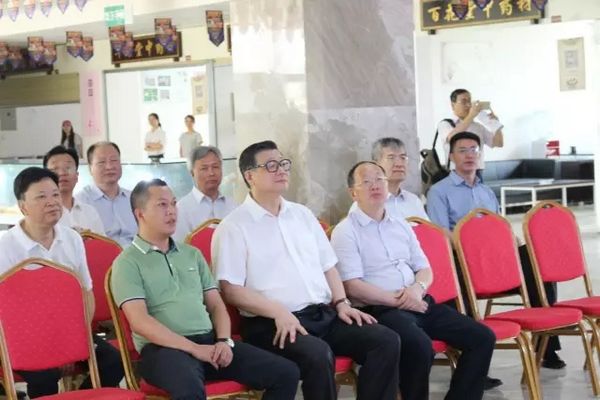 中国社会科学院院长王伟光一行赴普网·药博园参观调研(图3) 王伟光院长一行